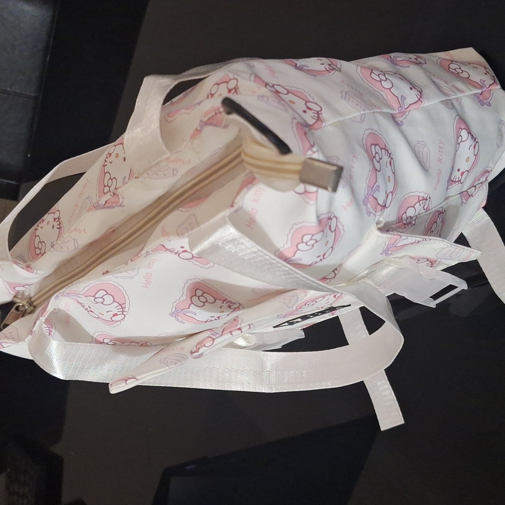Hello Kitty Handbag - Picture 3 of 4